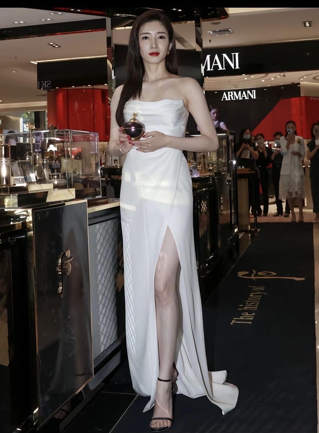 她长得这么漂亮，皮肤这么白皙，有着这么完美的身材，演技也不错，怎么当初就没有跟