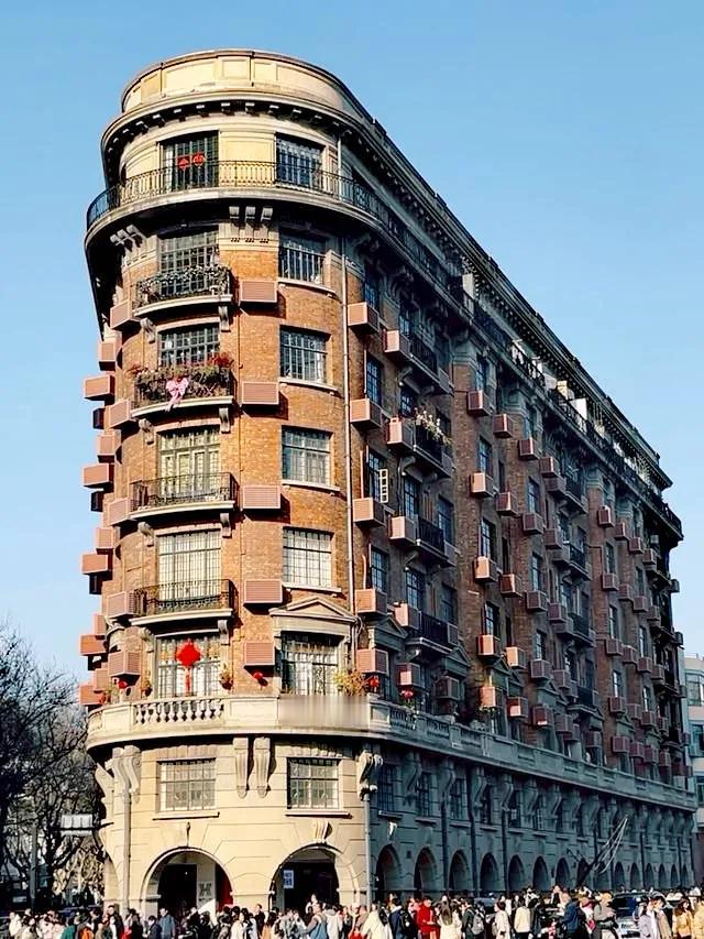上海爆款网红打卡地——武康大楼！这艘停泊街角的“巨轮”，1924年由建筑大师