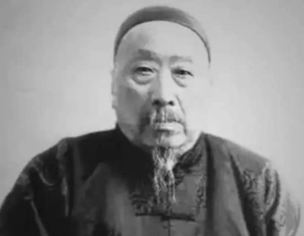 1892年秋，济州街头一处不起眼的煎饼摊前，熙攘人群中一位年近五十的中年男子驻足