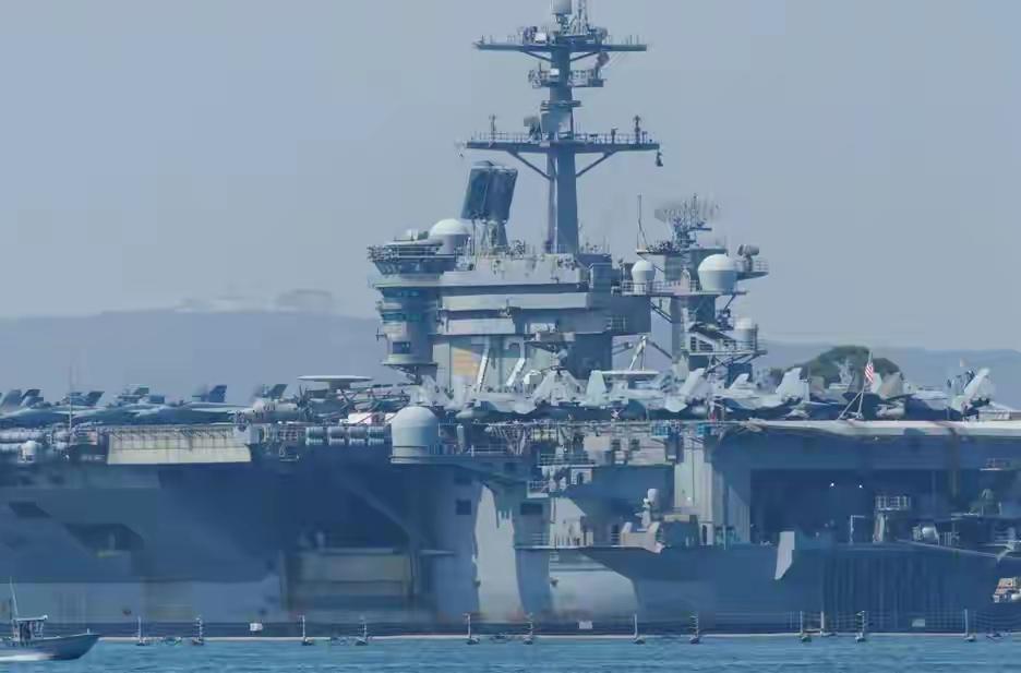 美国的航母已经被伊朗给盯上，沉没只是时间的问题，这次伊朗轰炸了美军在中东地区的军