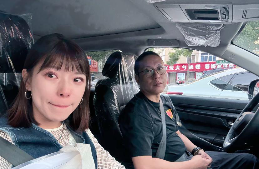 你们夫妻还好，互相有个扶持去实现共同的愿望，不像我们这一类人，喜欢什么只有自己独