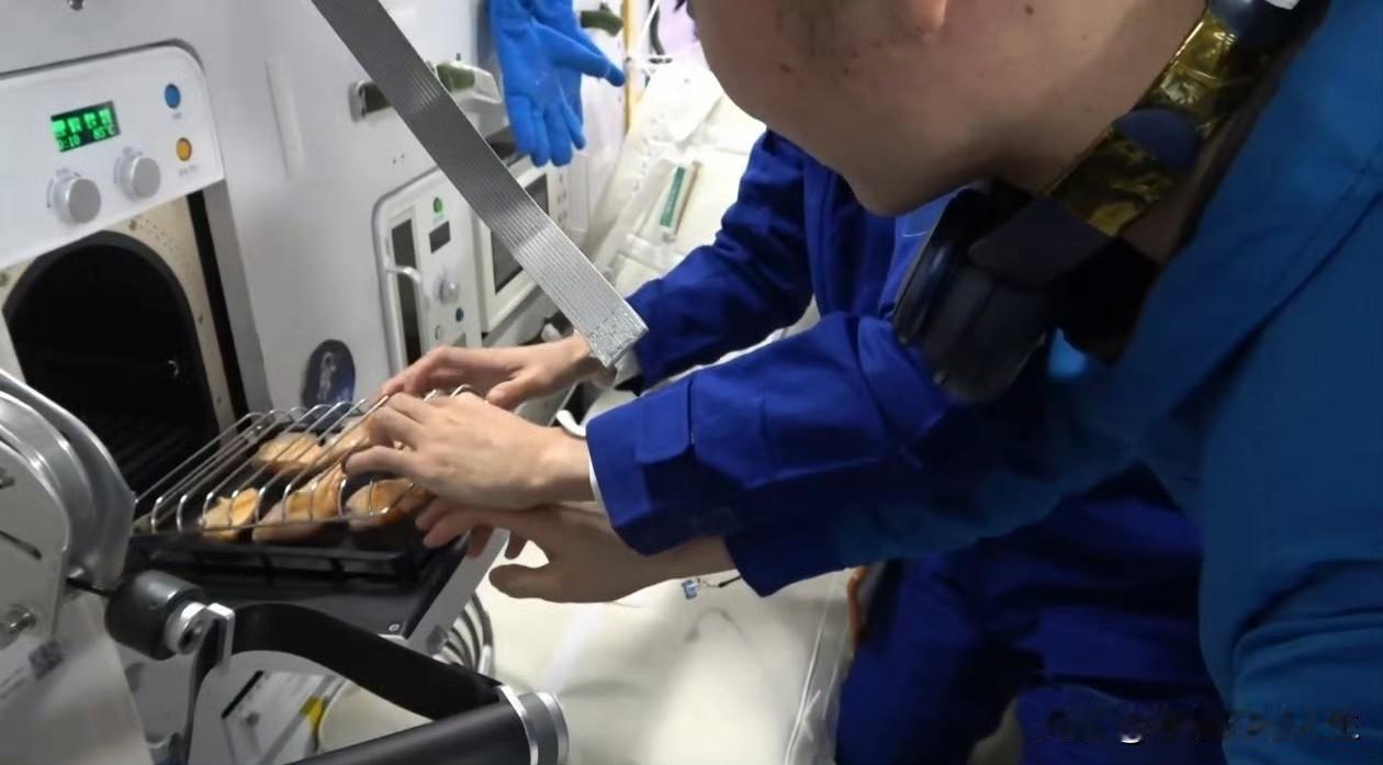 我的天呐，没想到咱们神舟21号乘组在中国空间站已经能吃到新鲜出炉的“烤鸡翅”了！