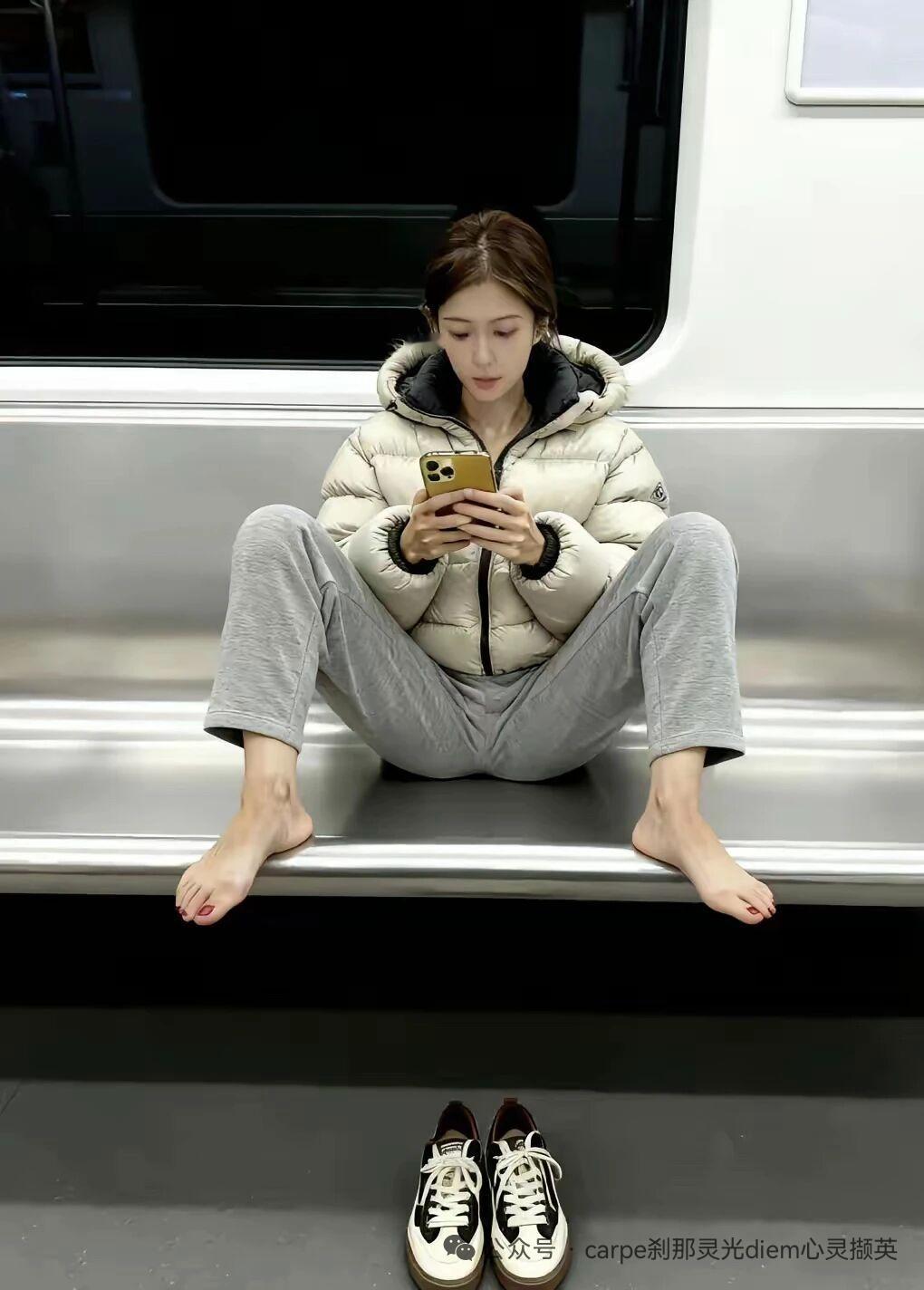 性别化凝视下的行为解读同样“岔开腿”的姿势，社会对男性和女性的容忍度与解读往