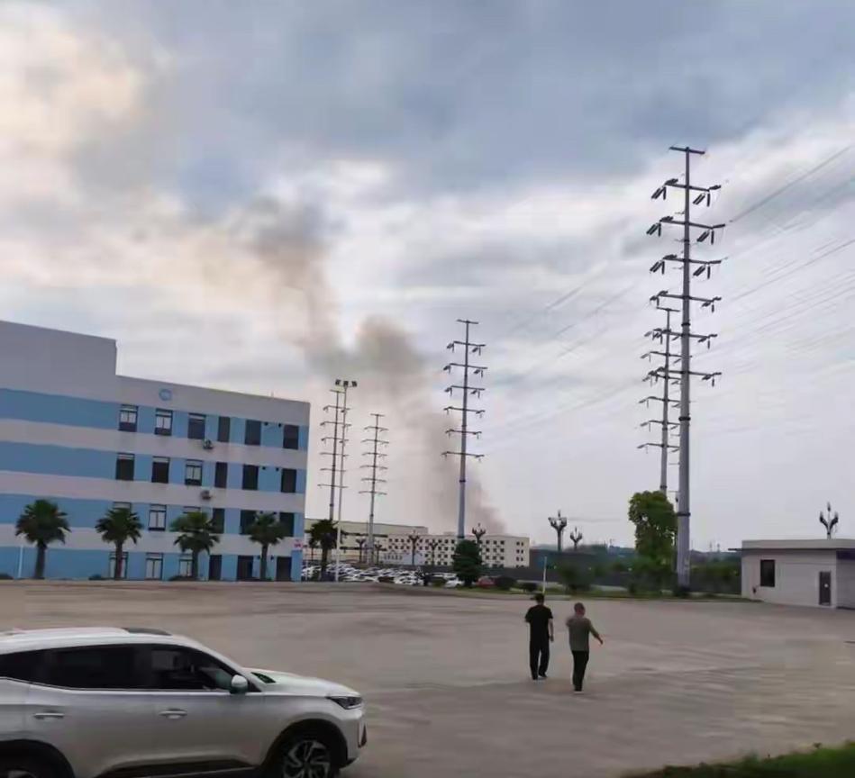 “四川一纺织厂离奇起火”后续，当地发布事故通报，起火原因已经调查清楚了，大