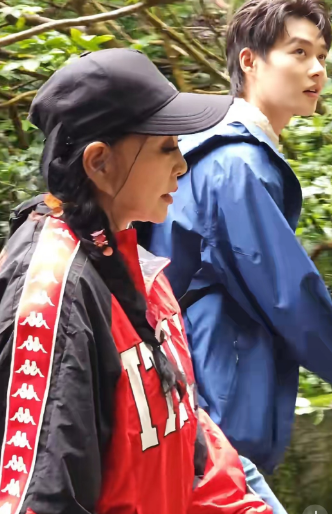 刘晓庆一行人今天在贵州黔灵山公园被很多游客偶遇，天气不好下雨了，几个人撑着伞逛公