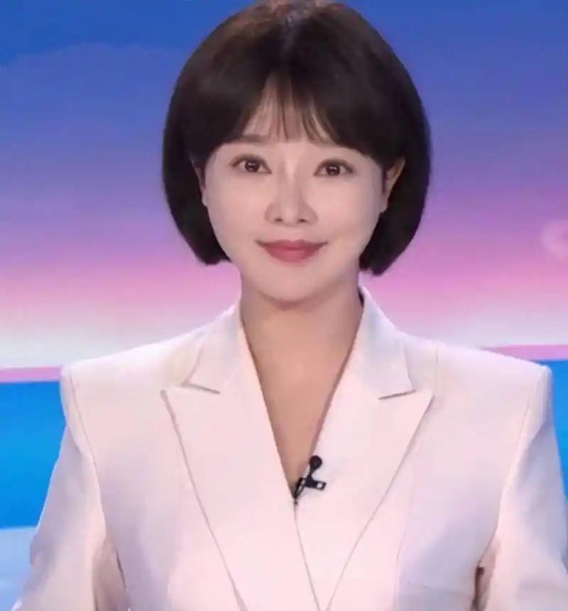 我觉得央视主持人中，胡蝶的气质最好，特别是她穿粉色西装的模样真的太让人惊艳了。