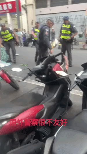 刚开始我还以为这里是中国🇨🇳哪个地方呢？因为我看见旁边有一家挂着中文标牌的