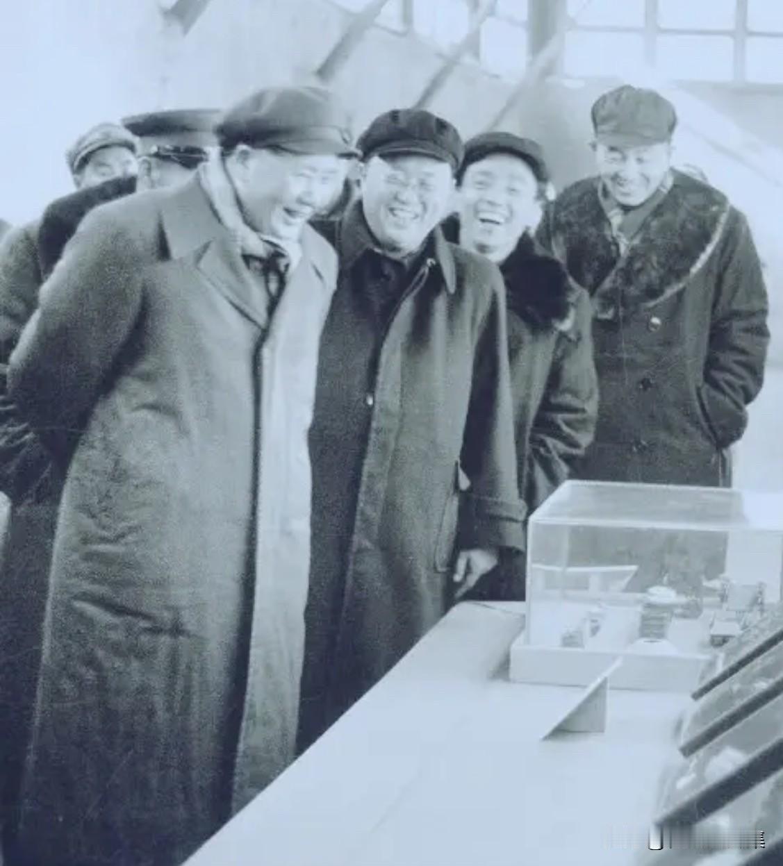 1951年11月，毛泽东主席视察天津，参观华北城乡物资交流会，照片中右一罗瑞卿时