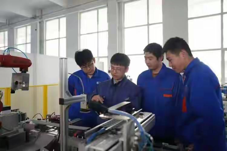 现在大学生就业有点难，很多的本科生毕业后找不到工作，开始放低身段，去职业学校里面