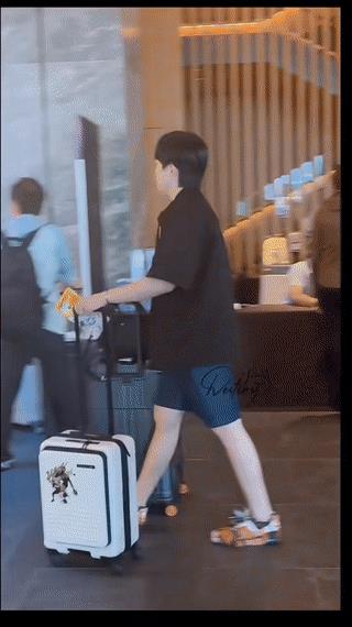 刚进入酒店的头哥，就碰到老朋友男明星安宰贤，两个人击个掌是必须的，男明星握