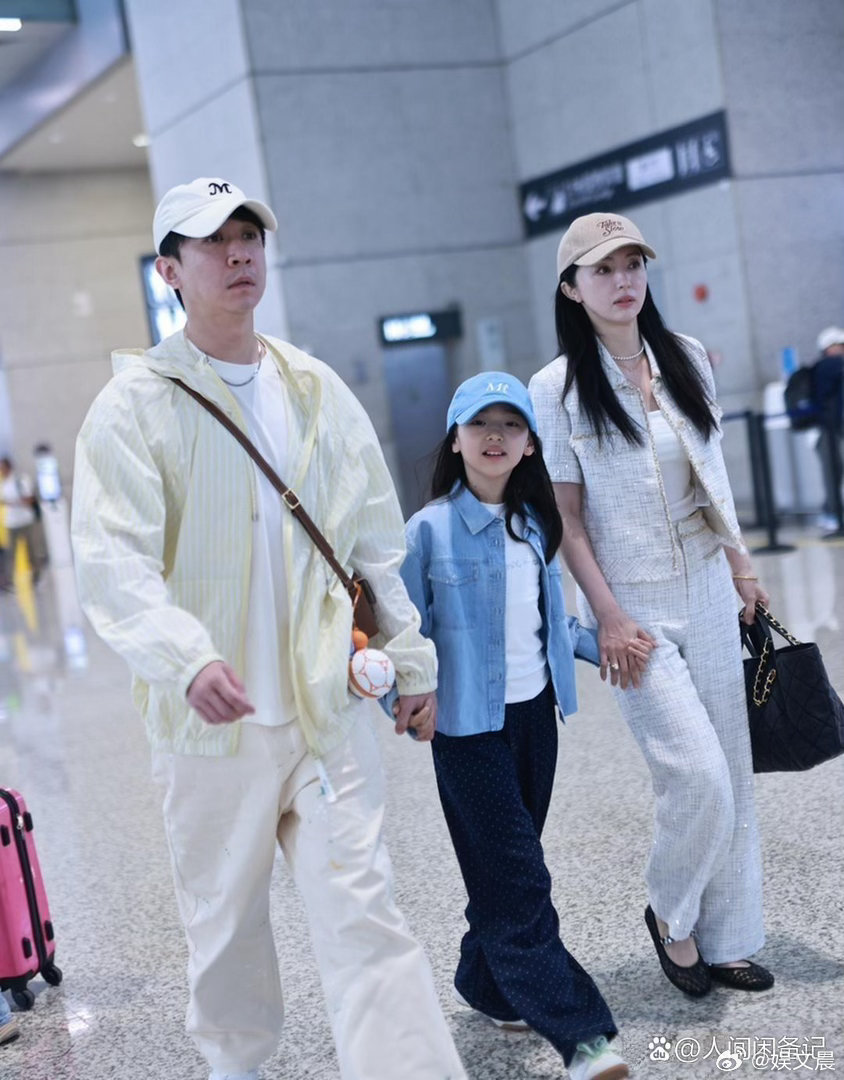 董璇和张维伊带着女儿小酒窝现身机场，一家三口同框出镜，画面温馨治愈，相处互动满是爱意。​