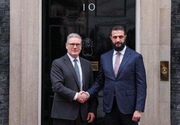 叙利亚临时总统朱拉尼和英国首相斯塔默会面！3月31日，叙利亚临时总统朱拉尼又