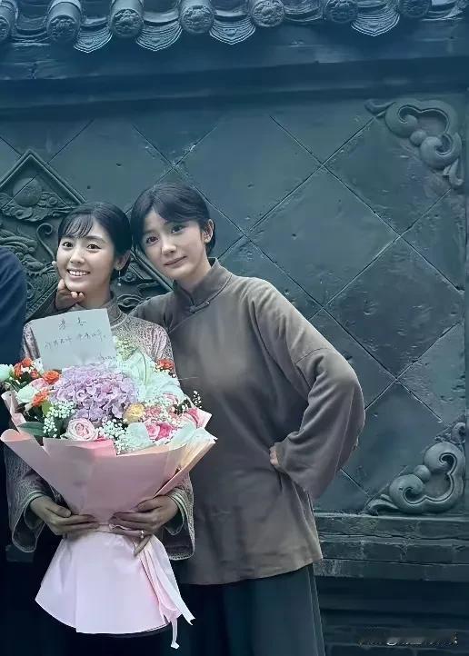 刑菲晒与杨幂片场合照，姐妹俩的感情从戏内延伸至了戏外，网传刑菲身高只有153c