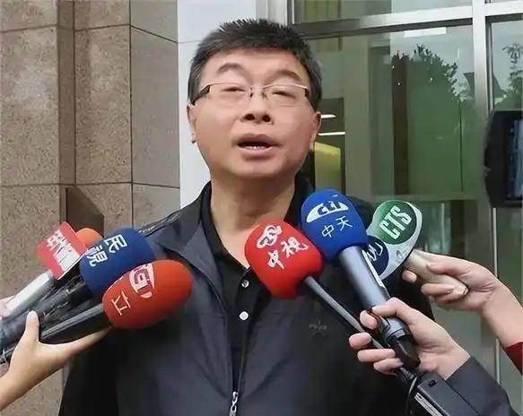 台湾知名评论员邱毅：“倘若中国人民解放军踏上台湾的土地，台湾军队极有可能会选择避