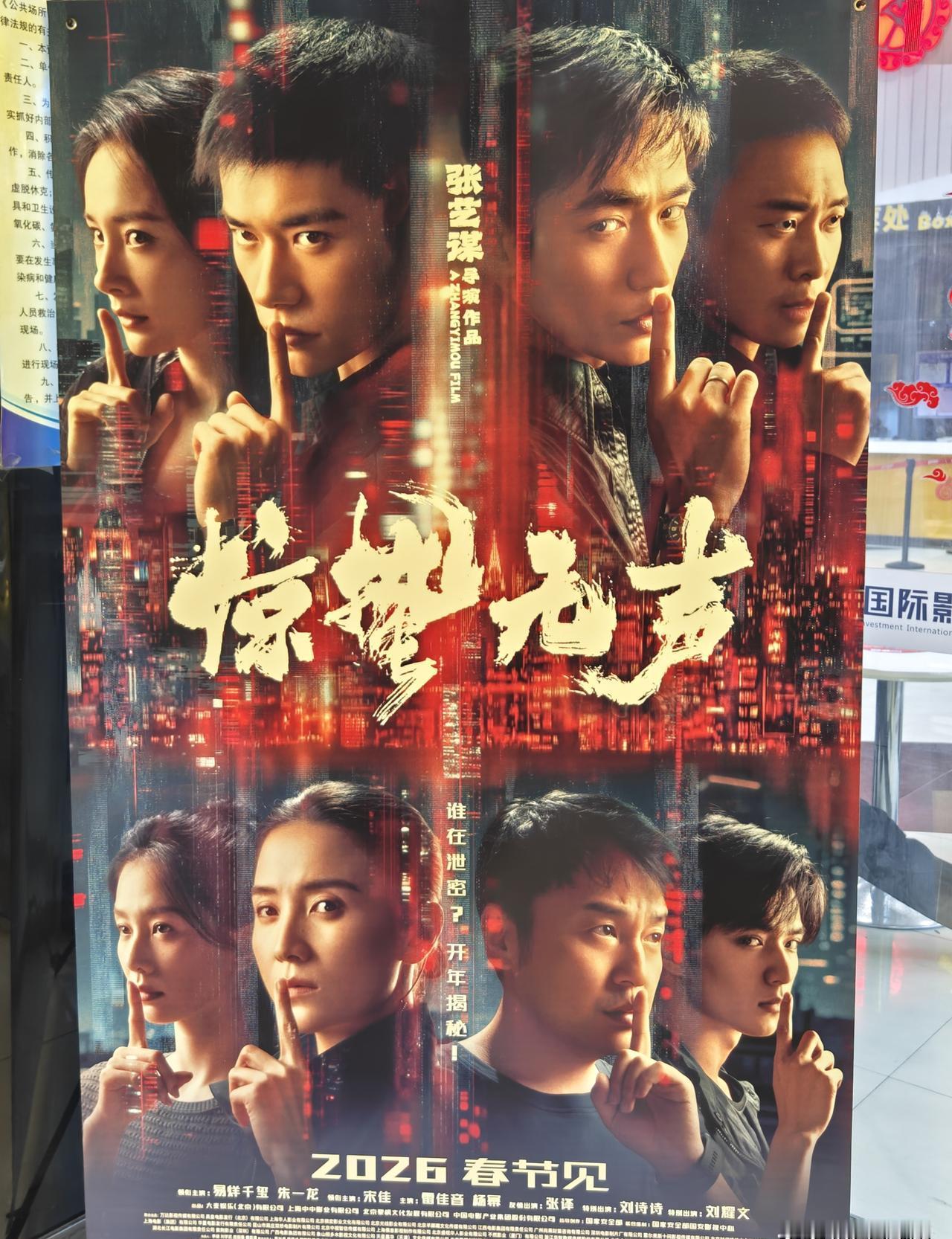 初二下午三点，闺女还在被窝里一动不动。我抄起鸡毛掸子，手腕却被老公一把攥住。