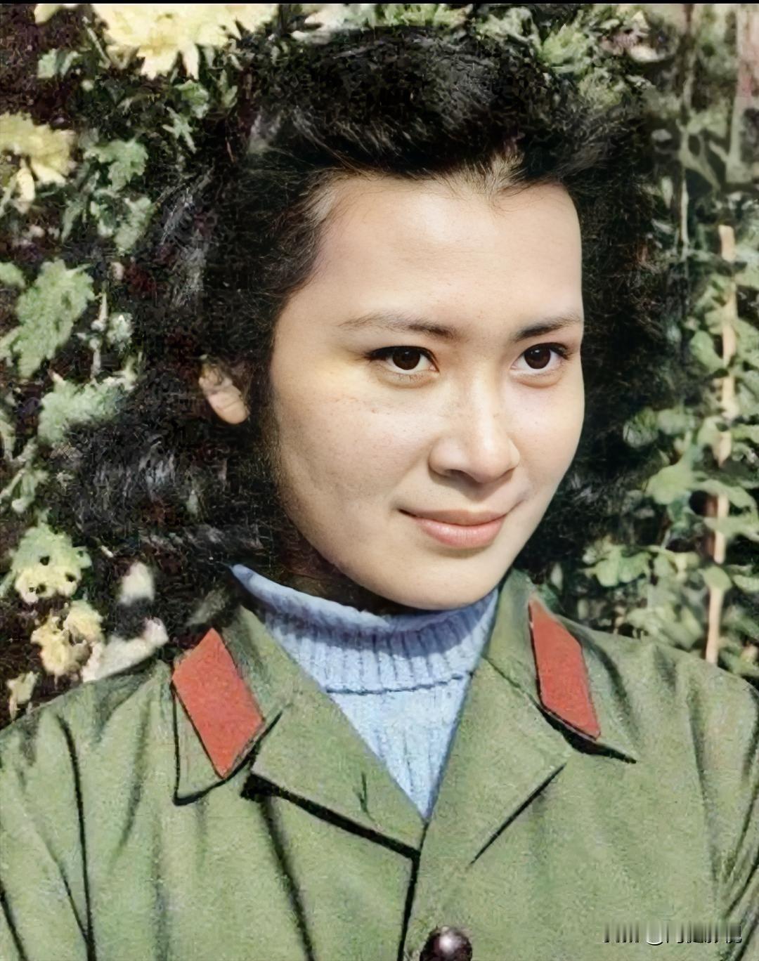 她曾是车间钳工，谁也没想到，出演一部电影获奖并走红，享受正军级待遇，大家还记得她