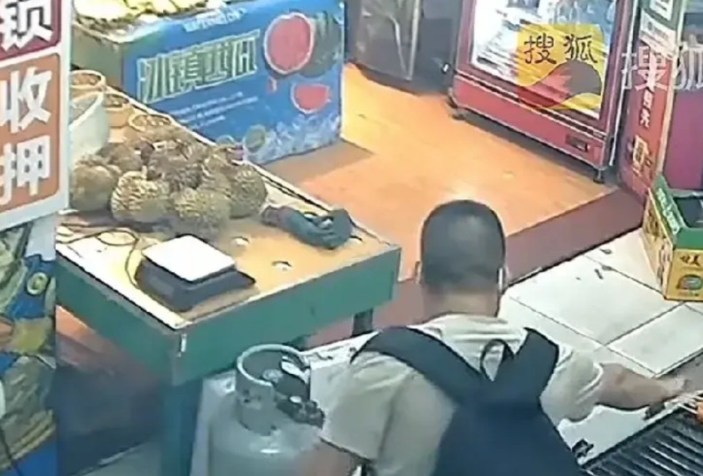 这下好了，全网都知道你偷了香肠和榴莲7月2日凌晨时分，广东江门一名背着黑色背