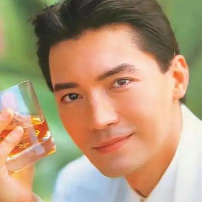 2006年，一次采访时，尊龙对记者说：有很多女演员想要跟我生孩子，她们说："你