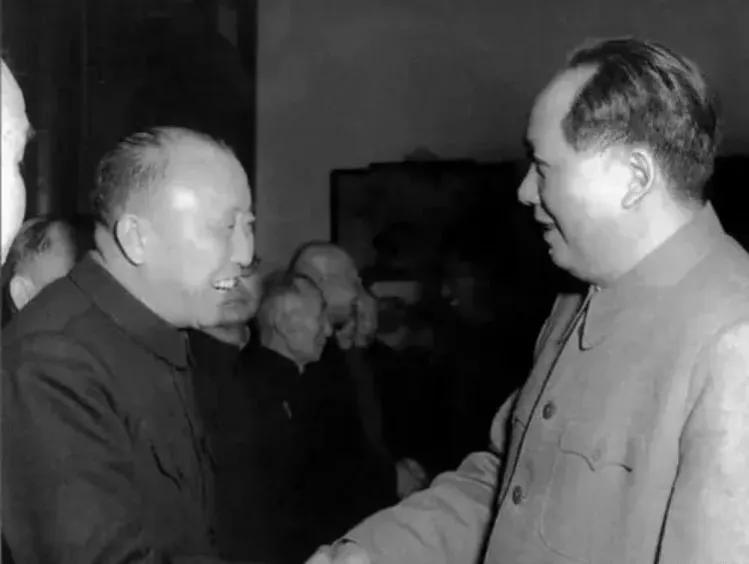 傅作义担任水利部长一年后的一天，向毛主席坦白到：“我还有一些电台，枪支存