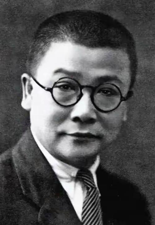1949年，李克农突然笑问毛主席：“主席，你知道美国总统每天上班后的第一件事是什