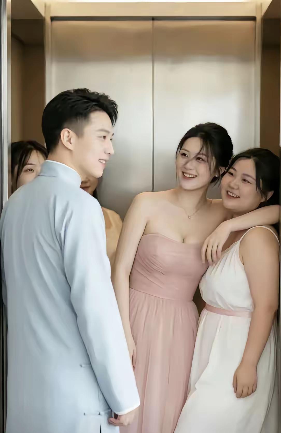 这俩姑娘看得眼都直了，眼神热辣辣的，恨不得把小伙身上的长衫给盯出火来。