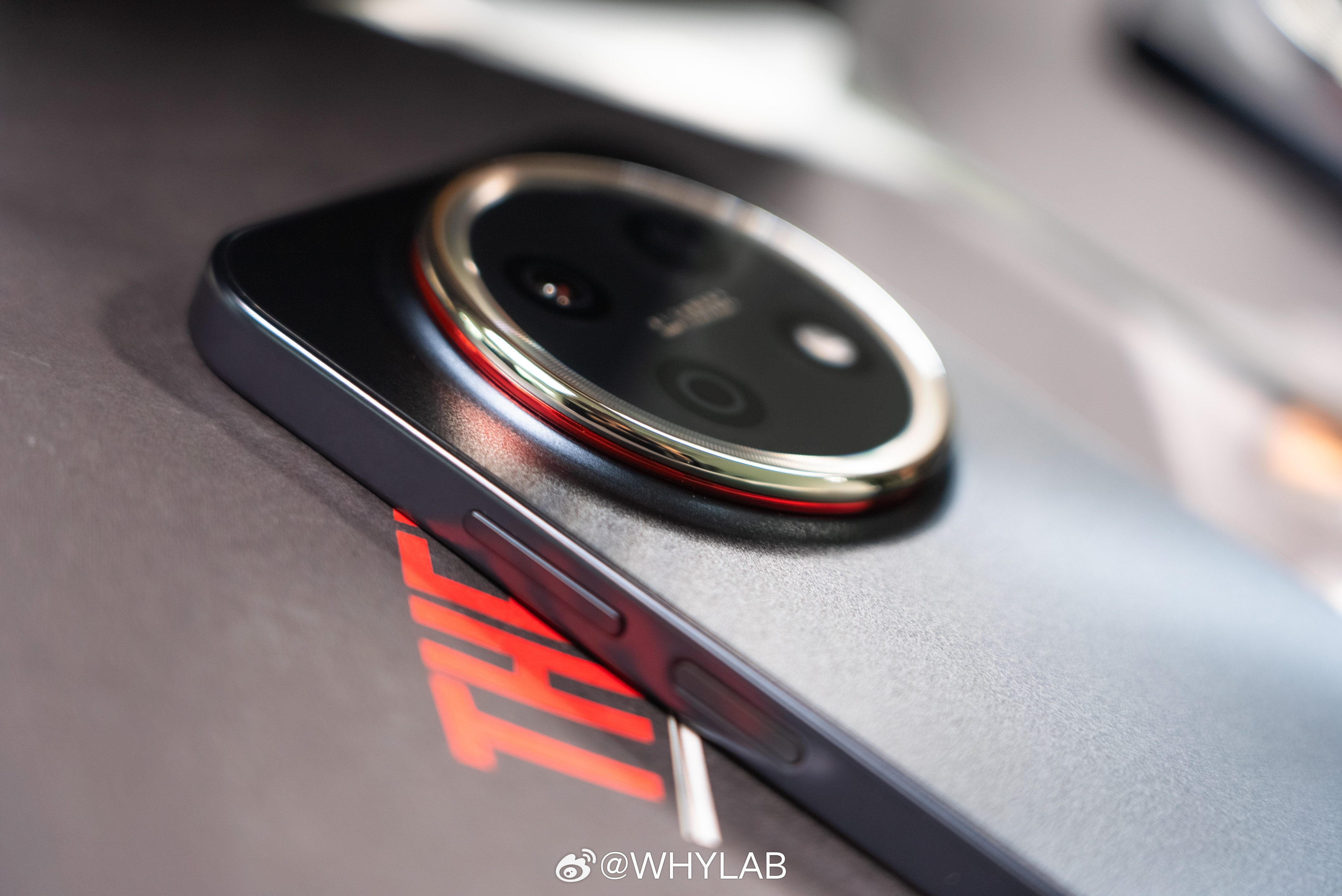 WHYLAB图赏华为畅享90ProMax真机上手，这台是曜金黑配色，经典