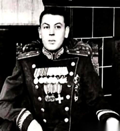 你爹躺那儿还没凉透，你就指着那帮未来的国家大佬，骂他们是凶手。你攥着酒瓶子，眼