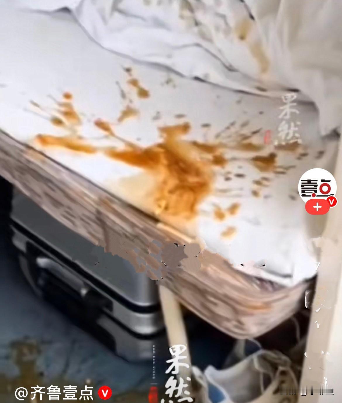 近日，在哈尔滨到广州的列车上，小伙在列车上泡方便面，本来安安稳稳的，结果列车突然