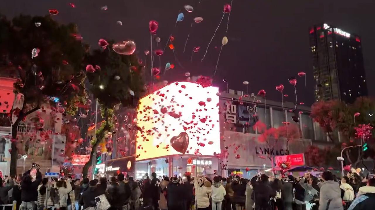 不作死就不会死！浙江宁波，大家都在天一广场庆祝跨年，没想到，倒计时结束后大家在放