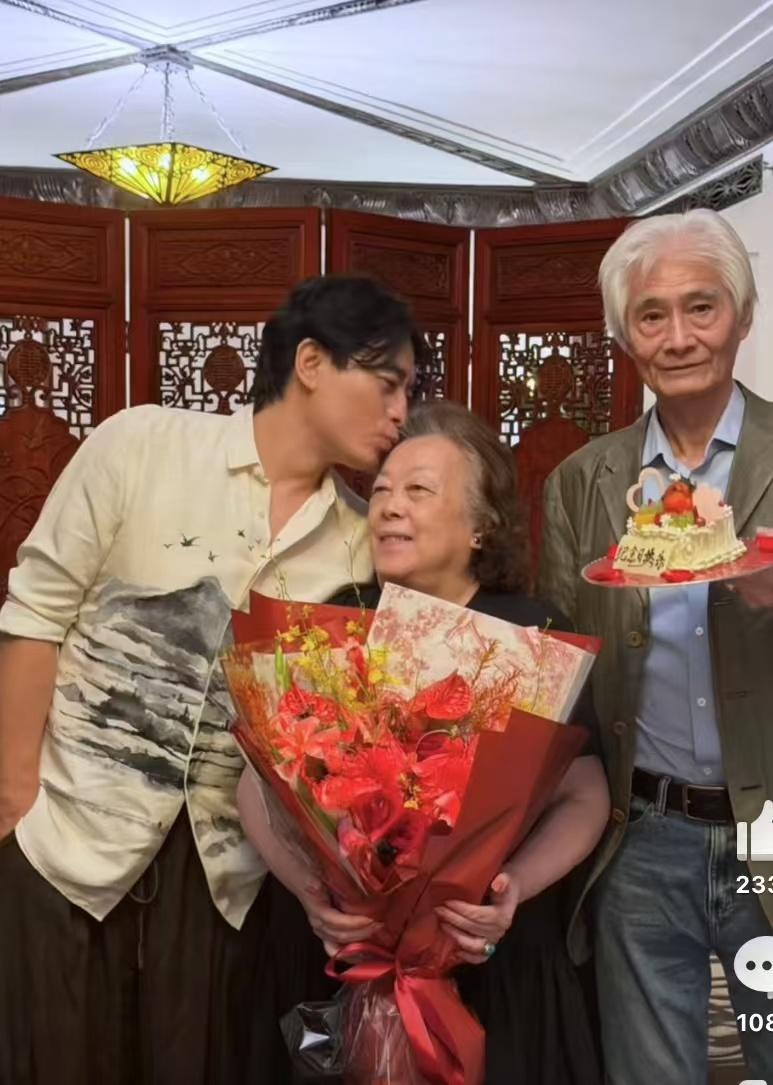 感动哭！陈龙为父母庆祝“50年金婚”，花1.88万订和平饭店套房，给了两大惊喜！