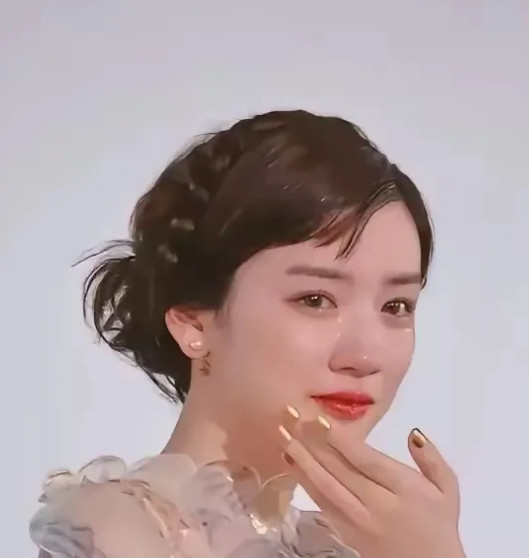 判断一个女人喜不喜欢你，准确率100%​​1. 第一点、不会主动联系你如果她