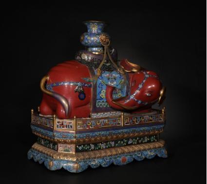 考古文物太平有象今天认识一件寓意极好的清代珍品——景泰蓝“太平有象”，现为秦皇