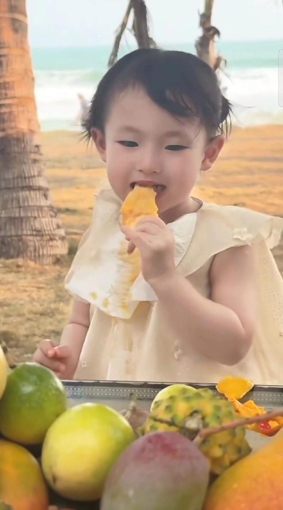 闪闪为了能够帮助妈妈黄一鸣多卖点货，多赚点钱，也是拼了！一个三岁不到的孩子，同龄