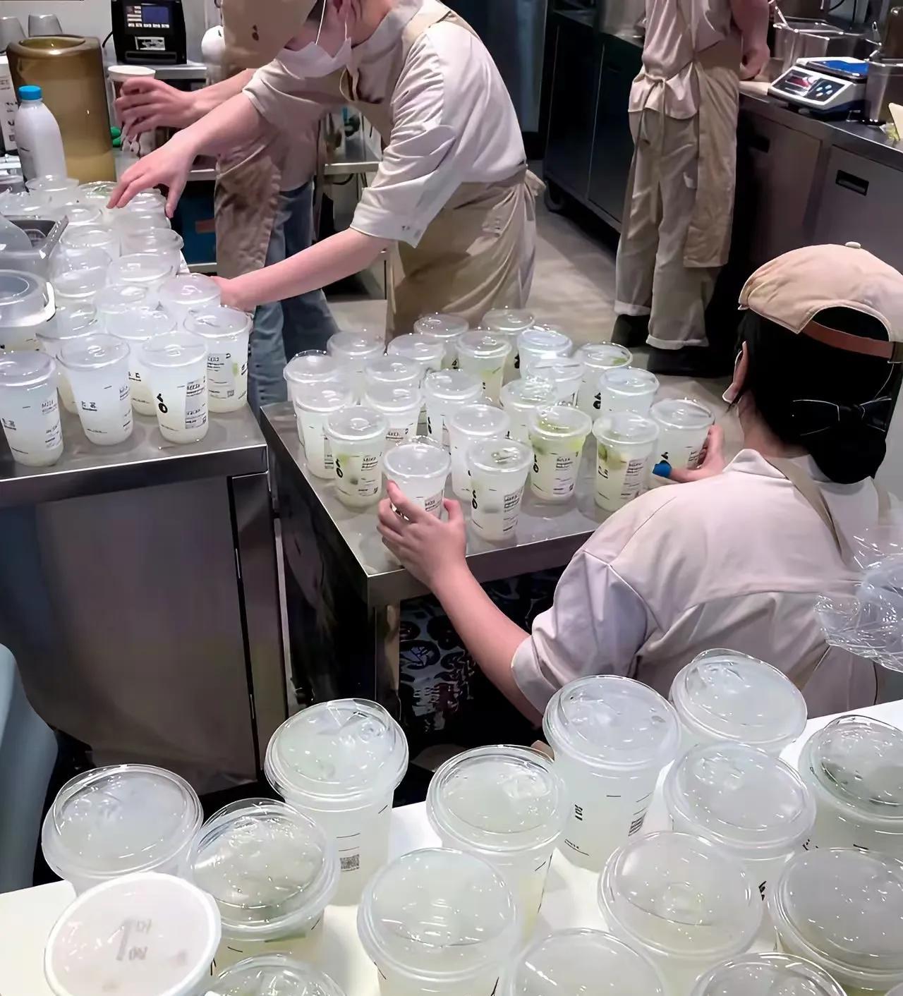 今天古茗员工怕是崩溃又无助。我附近有一家瑞幸咖啡，今天直接下架了。在平台看不到搜