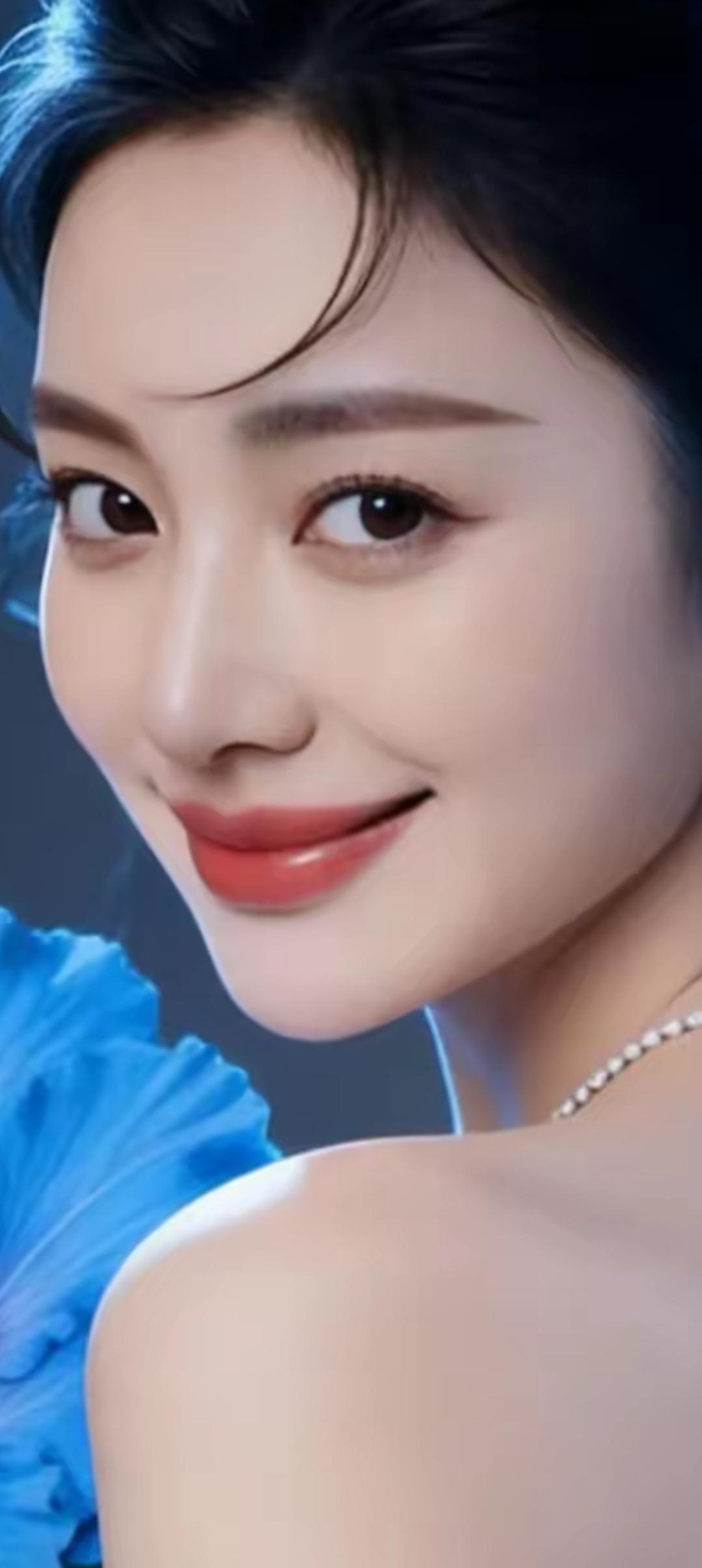 优雅气质，蓝花映衬，微笑动人