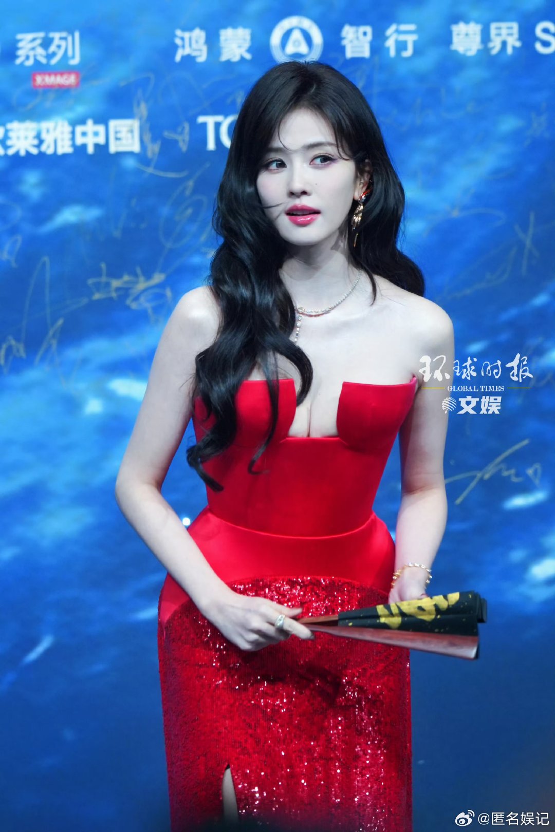 白鹿红毯飞吻白鹿灼灼红裙白鹿红毯状态拉满，抬手飞吻的瞬间，红裙流光都成了她的背景