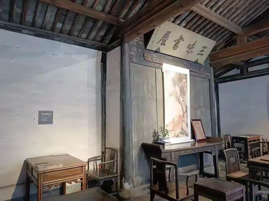 前段时间来到了浙江绍兴，参观了鲁迅先生的故居。当看到《三味书屋》的实地场景时，心