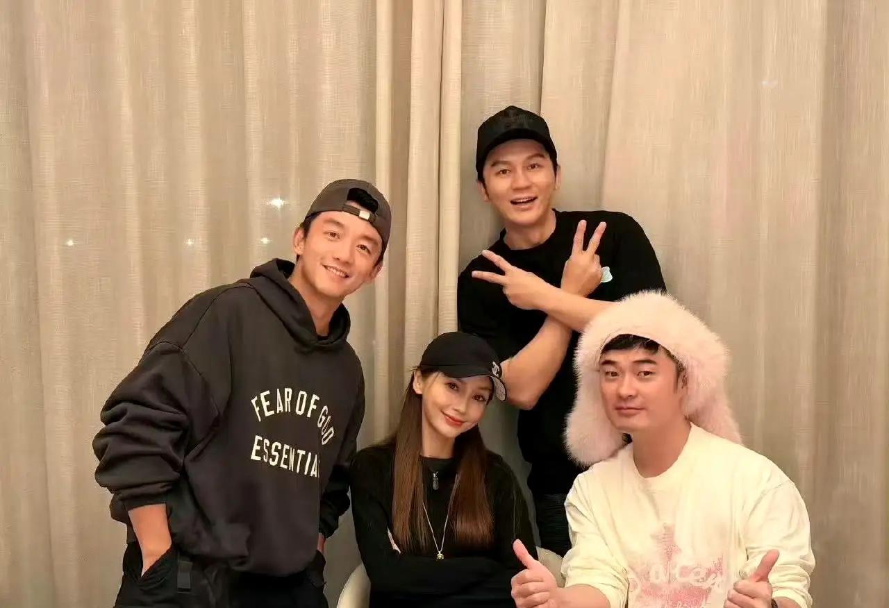 Angelababy又上热搜！这次的爆点太戳心，和李晨郑恺陈赫的初代跑男聚餐照，