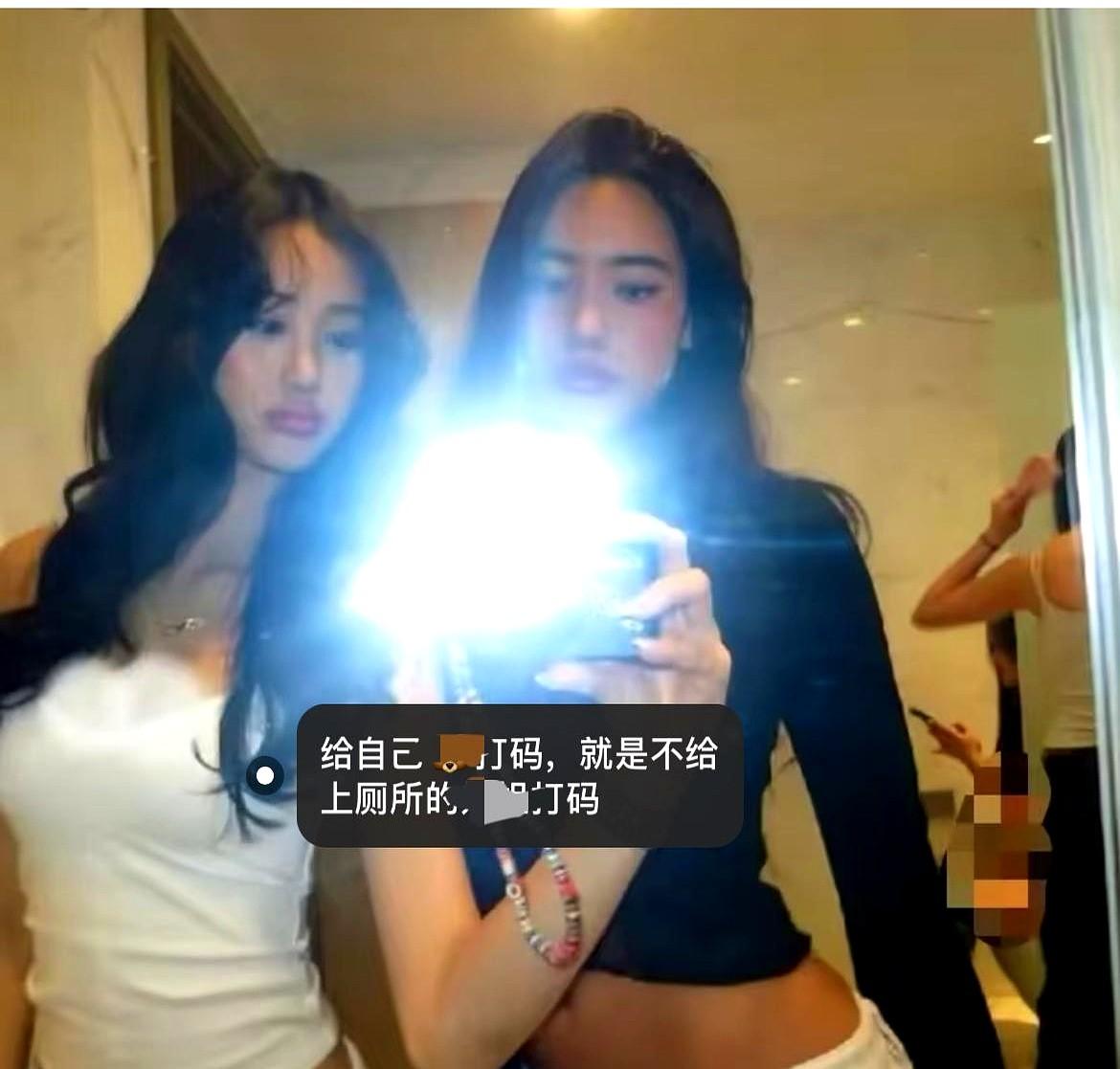 钟丽缇家的小女儿考拉，这回真惹事了。16岁的考拉发自拍，背景里不小心把同学的