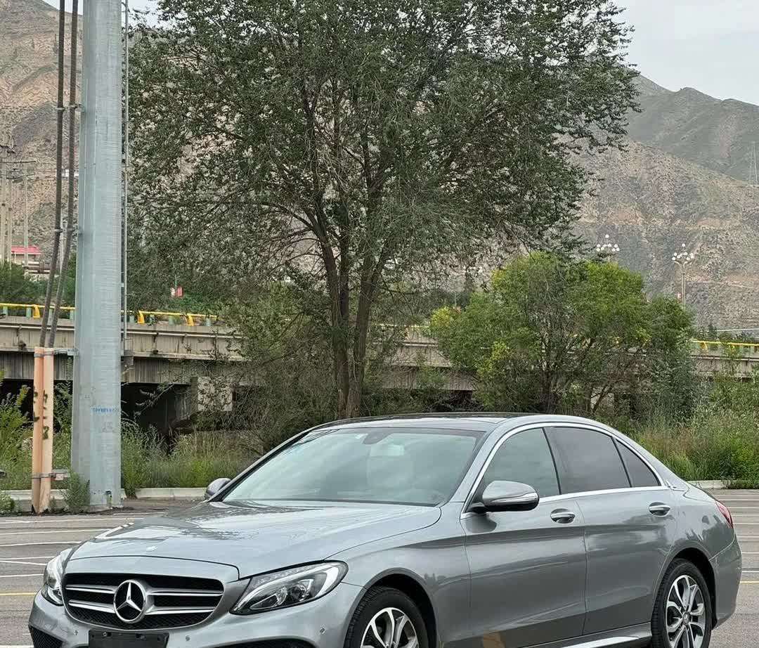 早上听婆婆说大姑姐要换车，家里那辆2020年的奔驰还挺新，平时保养得好，车况看着
