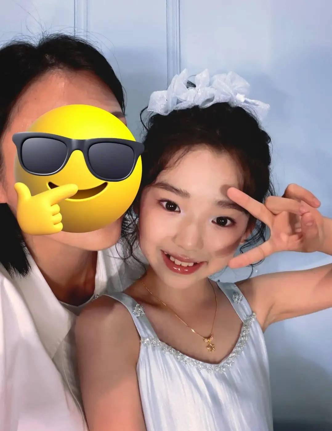 化妆师晒小酒窝10岁生日照，董璇提前为小酒窝庆祝10岁生日，小酒窝化了一个精致的