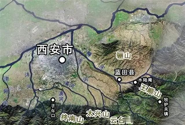 713年10月，唐玄宗李隆基站在骊山脚下，身前是二十万大军，旌旗绵延五十余里。这