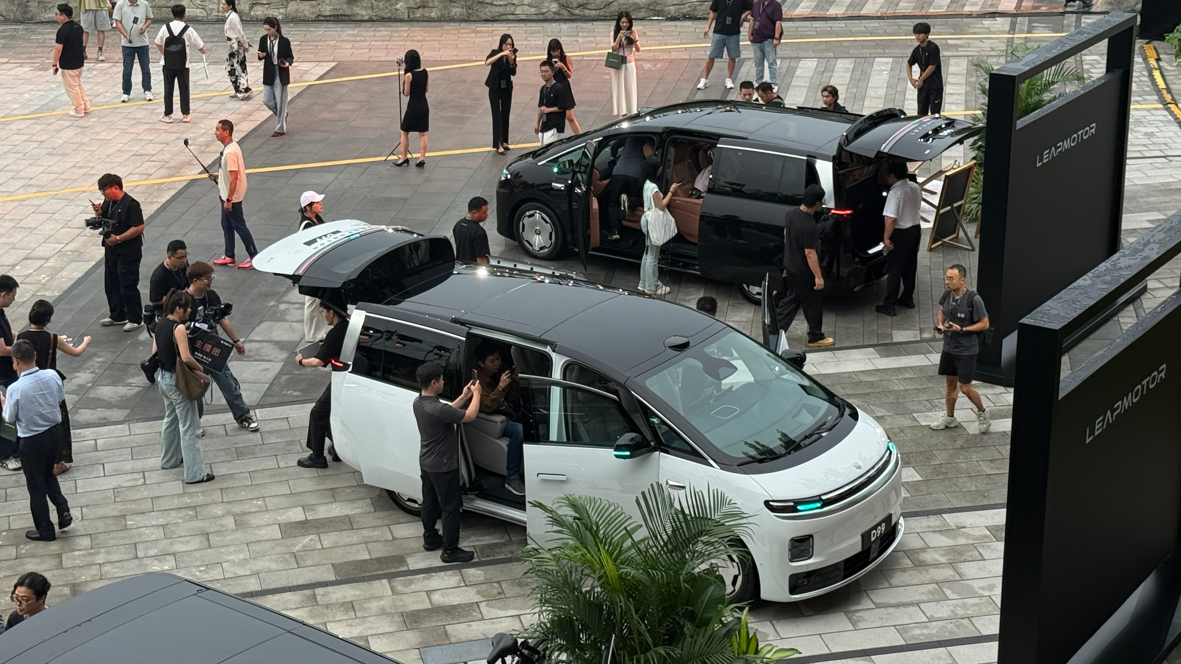 零跑D99不愧是零跑品牌最旗舰的车，发布会现场还是很有排面滴。零跑零跑D99