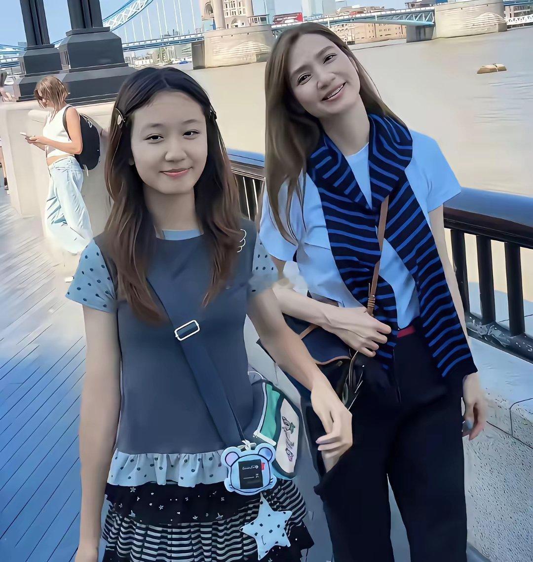 洪欣那么漂亮她闺女咋回事女儿主要是眼睛没神​​​