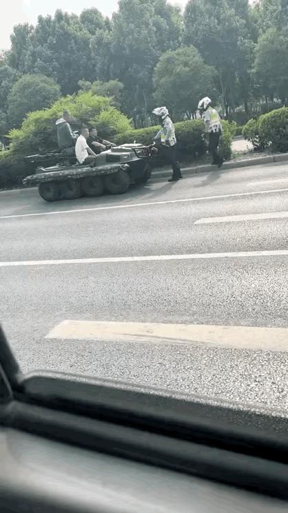 偷偷在家里开就行了为什么还上大路