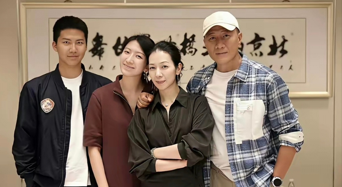 胡军女儿胡悦稼都24岁了，又高又美，完美继承了父母的美貌​​​