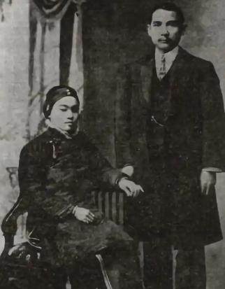 1925年，孙中山病逝，临终前，他突然对妻子宋庆龄说：“我要到地上睡！”宋庆龄温