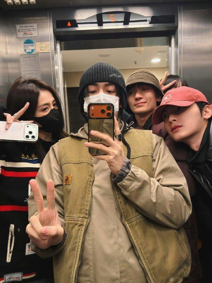 白鹿曾舜晞梁永棋陈鹤一回国白鹿先回国，曾舜晞陈鹤一梁永棋随后抵达北京，友谊稳稳的