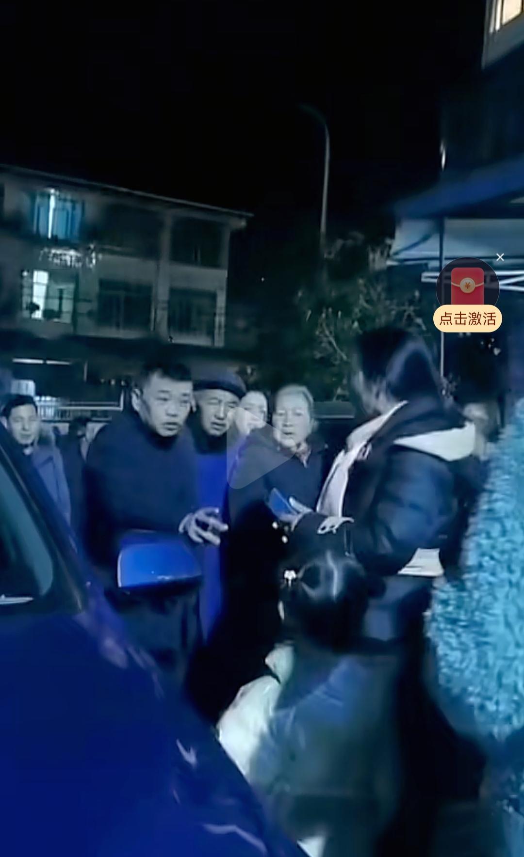 两口子为礼金的事从车上吵到车下，恨不得打起来，女的说没脸见娘家，男方说贴不起了，