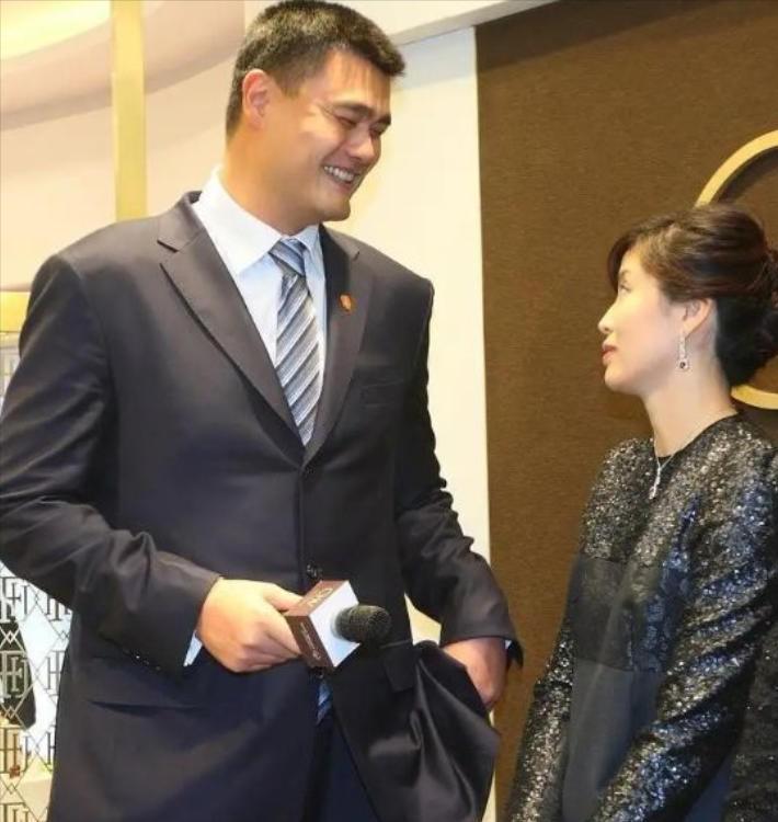 一次，有人问叶莉：“嫁给身高2米26，体重400多斤的姚明是什么样的体验？”叶莉